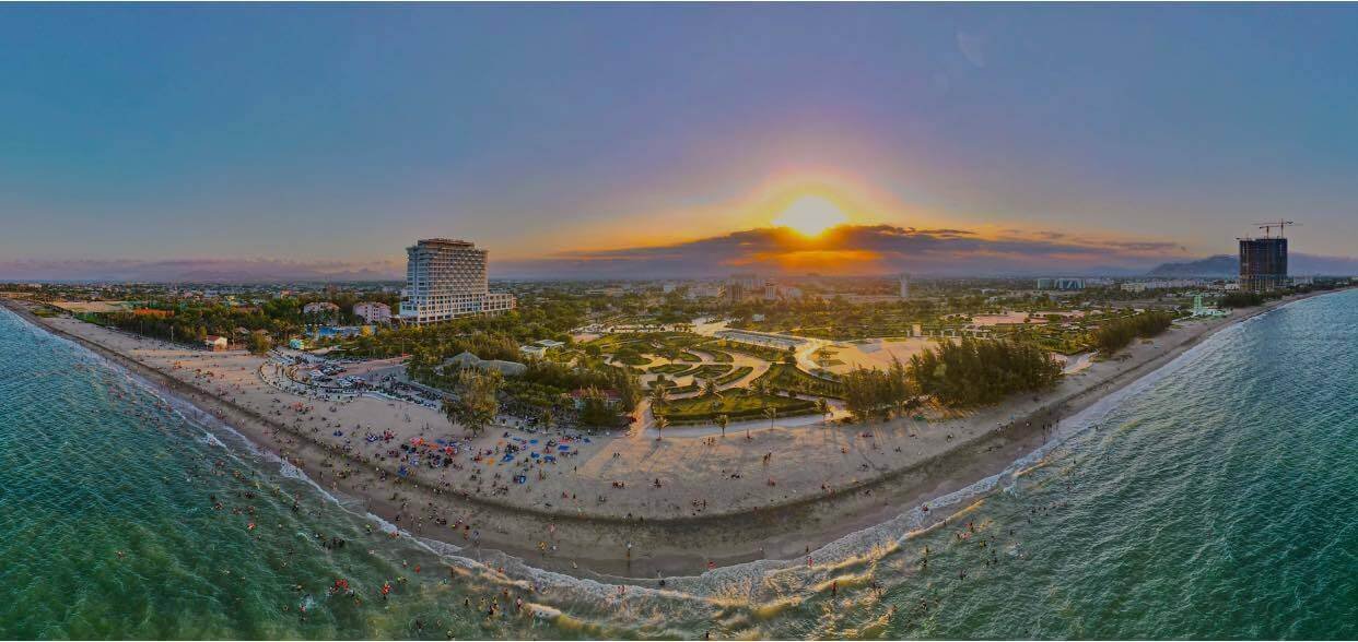 Vẻ đẹp bãi biển Ninh Chữ - Top 9 bãi biển đẹp nhất Việt Nam. Ảnh: Trần Phương Trình