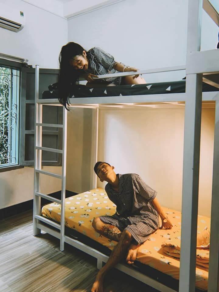 Phòng tập thể trang bị giường tầng với sàn lót gỗ. Ảnh: Chú Trọc homestay Phan Rang