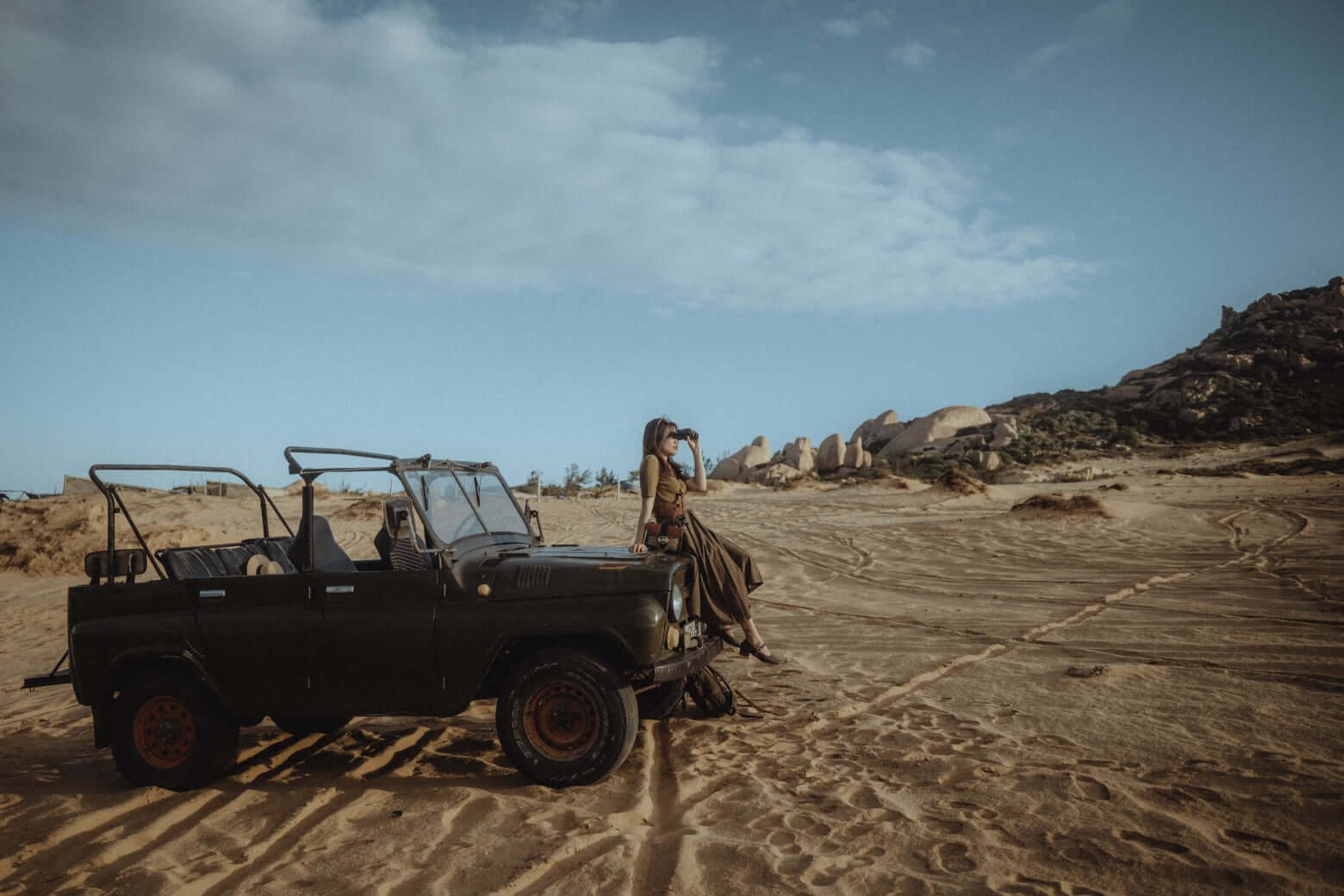 Tham quan kết hợp trải nghiệm địa hình đồi cát Mũi Dinh bằng xe Jeep. Ảnh: Trung Giang